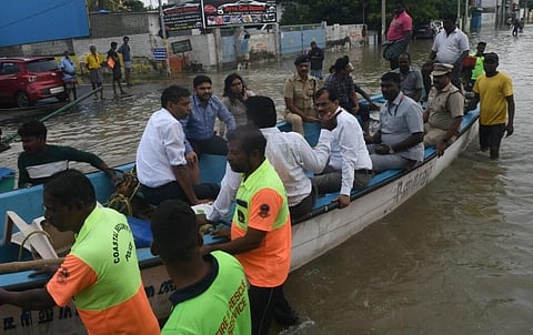 தூத்துக்குடியில் வெள்ளத்தால் பாதிக்கப்பட்ட பகுதிகளை மத்திய குழுவினர் படகில் சென்று ஆய்வு செய்தனர் | படம்: என்.ராஜேஷ்