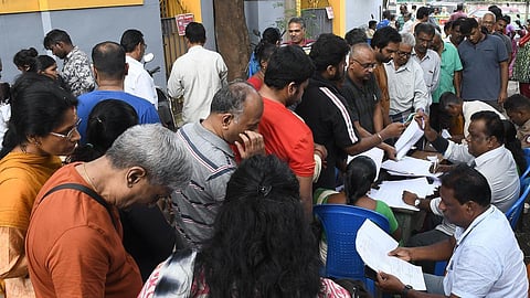 வெள்ள நிவாரணத்துக்கு விண்ணப்பிக்க தினமும் நீண்ட வரிசையில் காத்திருக்கும் பொதுமக்கள்: பயனாளிகள் பட்டியலை வெளிப்படையாக வெளியிட கோரிக்கை