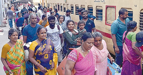 மழை, வெள்ளம் காரணமாக ஸ்ரீவைகுண்டம் ரயில் நிலை யத்தில் சிக்கி தவித்த ரயில் பயணிகள், சிறப்பு ரயில் மூலம் நேற்று எழும்பூர் ரயில் நிலையம் வந்தடைந்தனர்.
| படம்: எஸ்சத்தியசீலன் |