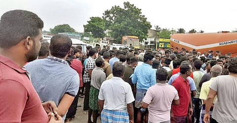 தூத்துக்குடி - திருநெல்வேலி சாலையில் 4 இடங்களில் மக்கள் மறியல்: நிவாரண உதவிகள் கிடைக்கவில்லை என குற்றச்சாட்டு