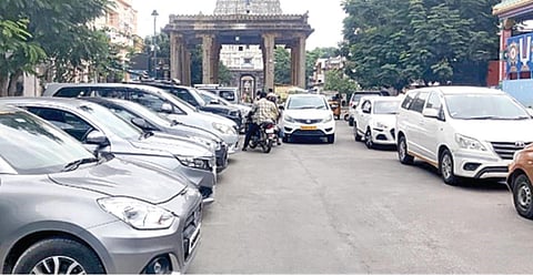 காஞ்சிபுரம் வரதராஜ பெருமாள் கோயில் சந்நிதி தெருவின் சாலையில் அணிவகுத்து நிறுத்தப்பட்டுள்ள வாகனங்கள்