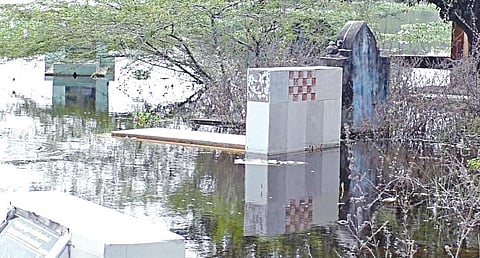 ஏரி நீரில் மூழ்கிய கிணறு @ செங்கல்பட்டு - சுடுகாடு இருப்பதால் சுகாதார சீர்கேடு