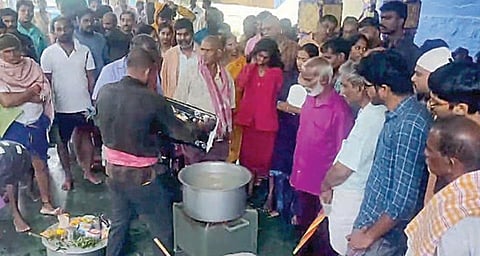 ஸ்ரீவைகுண்டம் மேலூர் புதுக்குடியில் உள்ள பத்திரகாளியம்மன் கோயிலில் பயணிகளுக்கு உணவு தயாரித்த கிராமத்தினர்.