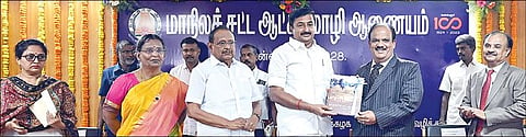 சென்னையில் உள்ள தமிழ்நாடு டாக்டர் அம்பேத்கர் சட்ட பல்கலைக்கழகத்தில் நேற்று நடைபெற்ற ஆட்சிமொழி சட்ட வாரவிழாவில், செய்தித்துறை அமைச்சர் மு.பெ.சாமிநாதனுக்கு மாநில சட்ட ஆட்சிமொழி ஆணையத்தின் முழுநேர உறுப்பினர் அ.முகமது ஜியாவுதீன் நினைவுப்பரிசு வழங்கினார். சட்டத்துறை அமைச்சர் எஸ்.ரகுபதி, ஆணையத்தின் தலைவர் நீதிபதி இரா.தாரணி, முழுநேர உறுப்பினர் ச.கோபி ரவிகுமார், பகுதிநேர உறுப்பினர் கனிமொழி மதி ஆகியோர் உடனிருந்தனர்.படம்: எஸ்.சத்தியசீலன்