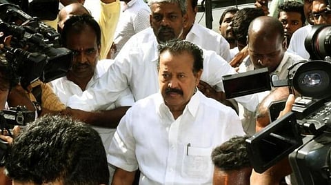 சொத்து குவிப்பு வழக்கில் 3 ஆண்டு சிறை தண்டனை விதித்து தீர்ப்பு அளிக்கப்பட்ட பிறகு, சென்னை உயர் நீதிமன்றத்தில் இருந்து வெளியே வந்த பொன்முடி, அவரது மனைவி விசாலாட்சி ஆகியோர். படம்: ம.பிரபு