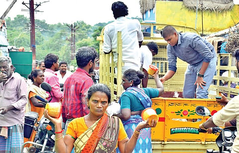 திருநெல்வேலி கொக்கிரகுளத்தில் வெள்ளத்தால் பாதிக்கப்பட்ட பகுதிகளில் உணவு வழங்கும் தன்னார்வ இளைஞர்கள். | படம்: மு.லெட்சுமி அருண்