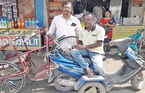 மதுரையில் உள்ள நேதாஜி ஆம்புலன்ஸ் உரிமையாளர் ஹரிகிருஷ்ணனிடம் 3 சக்கர சைக்கிளை வழங்கிய மாற்றுத் திறனாளி பாலமுருகன்.