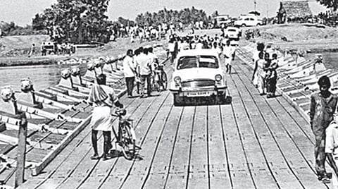 தஞ்சாவூரில் நடைபெற்ற உலக தமிழ் சங்க மாநாட்டுக்காக வெண்ணாறின் குறுக்கே மெட்ராஸ் இன்ஜினீயர் குரூப் தம்பிகளால் அமைக்கப்பட்ட தற்காலிக பாலம்.