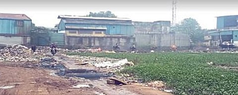 ஒருபுறம் குப்பை குவியல், மறுபுறம் கழிவுநீர் சாக்கடை... - அவதியில் அத்திப்பட்டு, அயப்பாக்கம் மக்கள்!