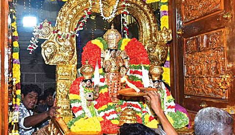 வைகுண்ட ஏகாதசியை முன்னிட்டு சிந்தாதிரிப்பேட்டை ஸ்ரீ ஆதி கேசவப் பெருமாள் கோயிலில் நேற்று நடைபெற்ற சொர்க்கவாசல் திறப்பு வைபவத்தில் ஸ்ரீ தேவி, பூ தேவியுடன் பெருமாள் சிறப்பு அலங்காரத்தில் எழுந்தருளி பக்தர்களுக்கு அருள்பாலித்தார்.