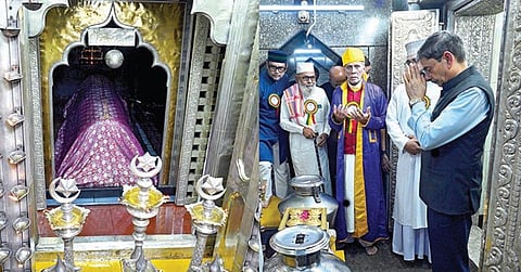 467-வது கந்தூரி விழாவையொட்டி நாகூர் ஆண்டவர் தர்காவில் ஆளுநர் பிரார்த்தனை