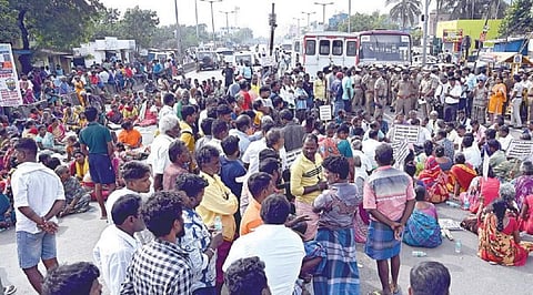 எண்ணெய் கசிவால் வாழ்வாதாரம் பாதிக்கப்பட்ட மக்களுக்கு நிவாரணத்தை உயர்த்தி வழங்க வலியுறுத்தி எண்ணூர் விரைவு சாலையில் மீனவர்கள் நேற்று சாலை மறியலில் ஈடுபட்டனர். | படம்: எஸ்.சத்தியசீலன்