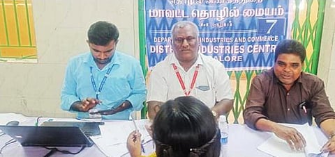 திட்டக்குடியில் நடந்த ‘மக்களுடன் முதல்வர்’ சிறப்பு திட்ட முகாமின் மாவட்ட தொழில் மைய அரங்கில் மனுக்கள் தர மக்கள் வராத நிலையில், அதிகாரிகள் காத்திருக்கின்றனர்.