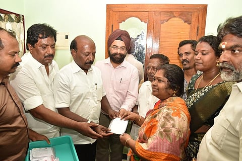 தூத்துக்குடியில் வெள்ளம் பாதித்த பகுதிகளில் வசிக்கும் மக்களிடம் குளோரின் மாத்திரைகளை அமைச்சர் மா.சுப்பிரமணியன் வழங்கினார்.