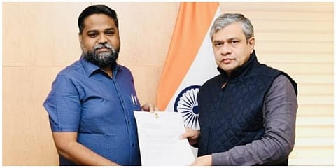 மத்திய ரயில்வேதுறை அமைச்சர் அஷ்வினி வைஷ்ணவை சந்தித்து திமுக எம்பி செந்தில்குமார் மனு அளித்தார்.