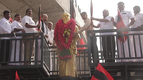 பெரியாரின் 50-வது நினைவு நாளையொட்டி மதுரை அவுட்போஸ்ட் பகுதியிலில் உள்ள அவரது சிலைக்கு மதிமுக பொதுச் செயலாளர் வைகோ, அவரது மகன் துரை வைகோ மாலை அணிவித்து மரியாதை செலுத்தினர்.