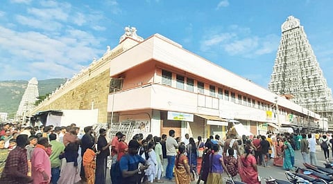 திருவண்ணாமலை அண்ணாமலையார் கோயிலில் சுவாமி தரிசனம் செய்ய வரிசையில் காத்திருந்த பக்தர்கள்.