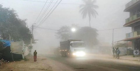ஓசூர் ஆவலப்பள்ளி சாலையில் நேற்று காலை 8 மணி அளவில் நிலவிய கடும் பனியால் சாலையில் எதிரே வரும் வாகனங்கள் தெரியாத அளவுக்கு புகை மண்டலம் போல பனி படர்ந்து இருந்ததால், வாகன ஓட்டிகள் வாகனத்தின் முகப்பு விளக்கை ஒளிரவிட்டு சென்றனர்.
