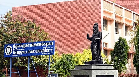 திருவள்ளுவர் பல்கலைக்கழக முதுகலை மாணவர்களுக்கு இளங்கலை படிப்புக்கான கேள்விகளால் சர்ச்சை