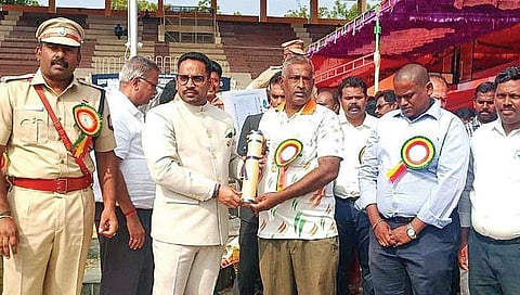 கடந்த ஜனவரி 26-ம் தேதி விருதுநகரில் நடைபெற்ற குடியரசு தின விழாவில் சிறந்த சமூக சேவைக்கான விருதை சங்கர் கணேசுக்கு வழங்கிய அப்போதைய ஆட்சியர் மேகநாத ரெட்டி