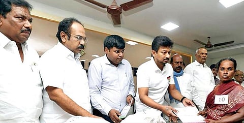 தூத்துக்குடி வெள்ளத்தில் இறந்தவர்களின் குடும்பத்தினருக்கு தலா ரூ.5 லட்சம் நிவாரணத் தொகை வழங்கல்