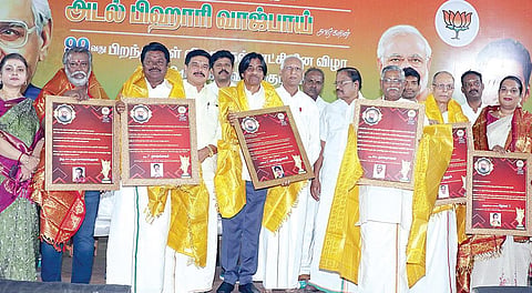 முன்னாள் பிரதமர் வாஜ்பாயின் 99-வது பிறந்தநாள் விழா மற்றும் விருதுகள் வழங்கும் விழா தமிழக பாஜக சார்பில் சென்னை தி.நகரில் உள்ள தியாகராயர் அரங்கில் நேற்று நடைபெற்றது. இதில் சென்னை உயர் நீதிமன்ற முன்னாள் நீதிபதி பி.என்.பிரகாஷ் சிறப்பு விருந்தினராகக் கலந்துகொண்டு விருதுகளை வழங்கினார். பாஜக மாநில துணை தலைவர்கள் வி.பி.துரைசாமி, கரு நாகராஜன், நாராயணன் திருப்பதி, டால்பின் தர், மாநில செயலாளர்கள் பிரமிளா சம்பத், சதீஷ்குமார் உள்ளிட்டோர் உடன் உள்ளனர். படம்:எஸ்.சத்தியசீலன்