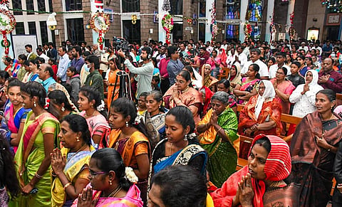 தேவாலயங்களில் சிறப்பு பிரார்த்தனை; சென்னையில் களைகட்டியது கிறிஸ்துமஸ் கொண்டாட்டம்