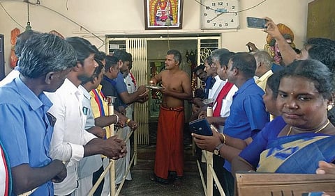 மடத்துக்குளம் - ராஜாவூர் கோயிலில் பட்டியல் இன மக்கள் வழிபாடு
