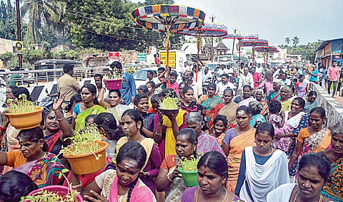 கும்பகோணத்திலிருந்து அயோத்தி ராமர் கோயிலுக்கு கொண்டு செல்லப்படும் வெண்பட்டு குடைகளை தஞ்சாவூரில் வரவேற்று, முளைப்பாரியுடன் ஊர்வலமாகச் சென்ற பெண்கள்.