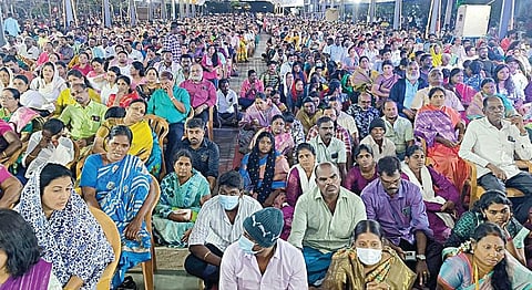 வேளாங்கண்ணி புனித ஆராக்கிய மாதா பேராலயத்தில் நேற்று முன்தினம் நள்ளிரவு நடடைபெற்ற கிறிஸ்துமஸ் விழா கூட்டுத் திருப்பலியில் ஆயிரக்கணக்கில் பங்கேற்றவர்கள்.
