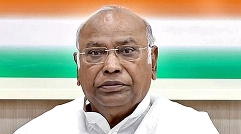 146 எம்.பி.க்களை இடைநீக்கம் செய்ததன் மூலம் ஜனநாயகத்தை புதைகுழியில் தள்ள பாஜக விரும்புகிறது: மல்லிகார்ஜுன கார்கே குற்றச்சாட்டு