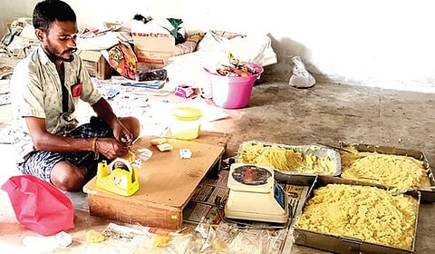 ஸ்ரீவில்லிபுத்தூரில் குடிசைத் தொழிலாக நடைபெறும் பால்கோவா உற்பத்தி.