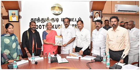 வெள்ள பாதிப்புகளுக்கு மத்திய அரசின் நிதியை வழங்க கோரி மத்திய நிதி அமைச்சர் நிர்மலா சீதாரமனிடம் தமிழக அரசு சார்பில் 72 பக்க கோரிக்கை மனு வழங்கப்பட்டது.