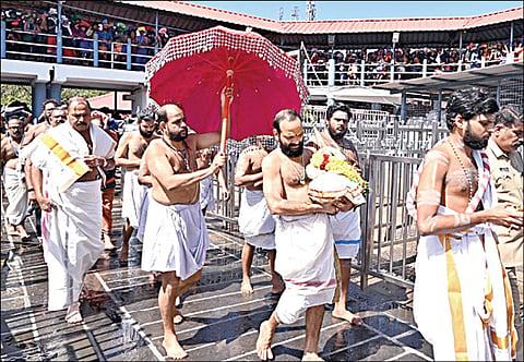 சபரிமலையில் ஐயப்பனுக்கு அபிஷேகம் செய்வதற்காக தங்க கலசத்தில் கொண்டு வரப்பட்ட சந்தனம்.