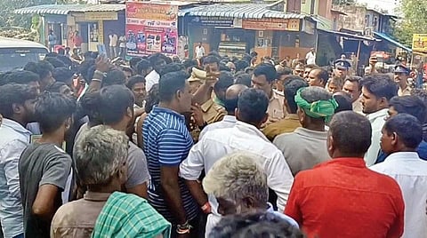 கலவை கூட்டுச்சாலை அம்பேத்கர் சிலை அருகே கொடி கம்பம் அமைத்தது தொடர்பாக பாமக, விசிகவினரிடையே நேற்று வாக்குவாதம் ஏற்பட்டது. அவர்களிடம், பேச்சுவார்த்தையில் ஈடுபட்ட காவல் துறையினர்.