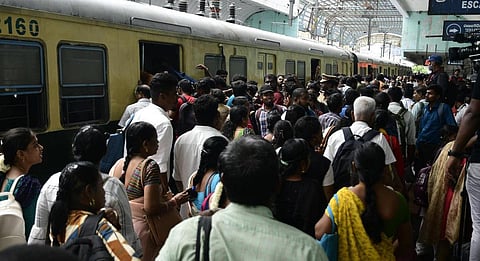 கடற்கரை- வேளச்சேரி பறக்கும் ரயில் சேவை: சென்னை மெட்ரோ ரயில் நிறுவனம் ஏற்று நடத்த திட்டம்