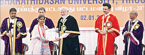 திருச்சி பாரதிதாசன் பல்கலை.யில் நேற்று நடைபெற்ற 38-வது பட்டமளிப்பு விழாவில் மாணவிக்குப் பட்டம் வழங்கினார் பிரதமர் நரேந்திர மோடி. உடன், தமிழக ஆளுநர் ஆர்.என்.ரவி, முதல்வர் மு.க.ஸ்டாலின், உயர்கல்வித் துறை அமைச்சர் ராஜ.கண்ணப்பன், பல்கலை. துணைவேந்தர் ம.செல்வம்.