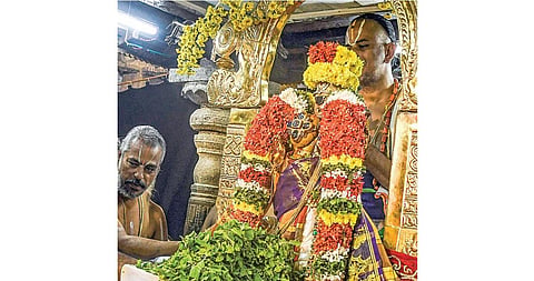 ஸ்ரீரங்கம் ரங்கநாதர் கோயிலில் நேற்று நம்மாழ்வாருக்கு மோட்சம் அளித்த நம்பெருமாள்.