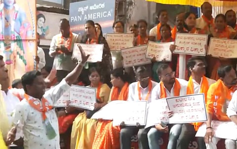 ஹூப்ளி காவல் நிலையம் முன்பாக போராட்டத்தில் ஈடுபட்ட பாஜகவினர்