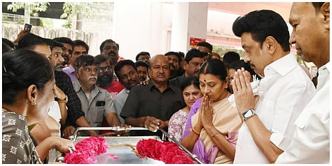 மறைந்த திமுக முன்னாள் எம்எல்ஏ கு.க.செல்வத்தின் உடலுக்கு முதல்வர் ஸ்டாலின் அஞ்சலி செலுத்தினார்.