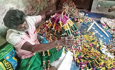திப்பிராஜபுரத்தில் தயாரிக்கப்படும் நெட்டி மாலை | படம்: சி.எஸ்.ஆறுமுகம்