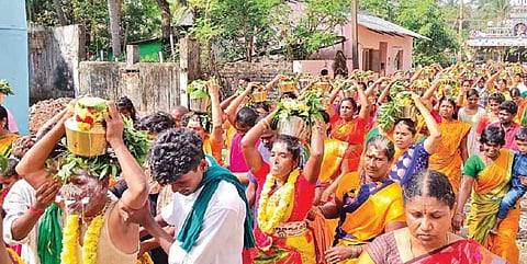 காரைக்கால்மேடு ரேணுகாதேவி அம்மன் கோயிலில் பக்தர்கள் பால்குடம் எடுத்து வழிபாடு