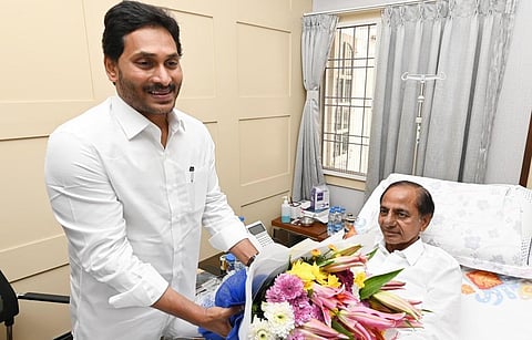தெலங்கானா முன்னாள் முதல்வர் கேசிஆர் உடன் ஆந்திர முதல்வர் ஜெகன்மோகன் சந்திப்பு