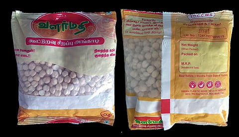 தயாரிப்பு, காலாவதி தேதி, எடை உள்ளிட்ட எந்த தகவலும் இன்றி விற்பனை செய்யப்பட்ட வெள்ளை சுண்டல் பாக்கெட்.
