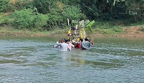 இறந்தவர் உடலை வடக்குராஜன் வாய்க்கால் தண்ணீரில் இறங்கி எடுத்துச் செல்லும் வீரசோழபுரம் கிராம மக்கள்.