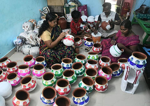 வாரி சுருட்டிச் சென்ற வெள்ளம்: பொங்கல் பானை தயாரிக்கும் மகளிர் குழுவினரின் வாழ்வாதாரம் கேள்விக்குறி @ தூத்துக்குடி