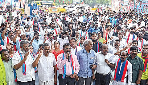 வெள்ளப் பாதிப்பை தேசிய பேரிடராக அறிவிக்க வேண்டும் என்பது உள்ளிட்ட கோரிக்கைகளை வலியுறுத்தி, விசிக சார்பில் சென்னை வள்ளுவர் கோட்டம் அருகில் நேற்று ஆர்ப்பாட்டம் நடந்தது. இதில் கட்சியின் தலைவர் திருமாவளவன், இந்திய கம்யூனிஸ்ட் கட்சியின் மாநிலச் செயலாளர் இரா.முத்தரசன் உள்ளிட்டோர் பங்கேற்றனர்.
| படம்: எஸ்.சத்தியசீலன் |