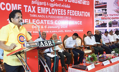 தூத்துக்குடியில் வருமான வரி ஊழியர் கூட்டமைப்பின் தமிழ்நாடு மற்றும் புதுச்சேரி கிளையின் 14-வது மாநில பிரதிநிதிகள் மாநாட்டை தொடங்கி வைத்து சு.வெங்கடேசன் எம்பி பேசினார். | படம்: என்.ராஜேஷ்