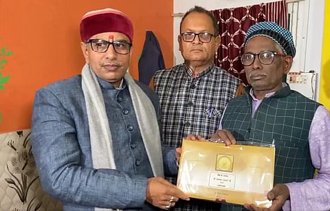 அழைப்பிதழை பெறும் இக்பால் அன்சாரி (வலது)
