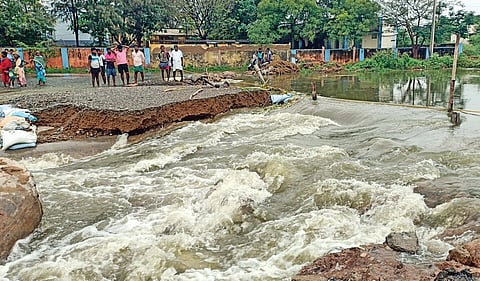 ராஜபாளையம் அருகே தெற்கு வெங்காநல்லூரில் தற்காலிக தரைப்பாலம் வெள்ளத்தில் அடித்துச் செல்லப்பட்டது.